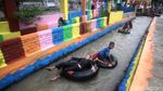 Momen Ceria Warga Sumedang River Tubing di Irigasi