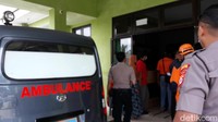 Pantauan detikcom, jenazah yang dibawa dengan mobil ambulans milik Lanal Yogyakarta itu tiba di Puskesmas Turi sekitar pukul 10.30 WIB.