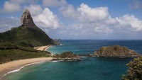 Pantai Fernando de Noronha di Brasil. Fernando de Noronha terkenal karena pantai dan destinasi snorkeling yang tak tertandingi. Jarak pandangnya hingga 40 meter dan Anda bisa melihat penyu, pari, lemon, dan hiu karang hingga lumba-lumba. Roberto Palmer/iStock.