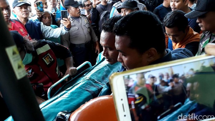 Momen Jasad Siswa SMPN 1 Turi Dievakuasi ke Puskesmas Tim SAR gabungan membawa satu kantong jenazah ke Puskesmas Turi untuk diidentifikasi.