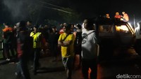 Hingga pukul 07.45 WIB pagi ini, identitas tujuh siswa SMPN 1 Turi yang meninggal dunia sudah teridentifikasi semua. Mereka yakni Sovie Aulia (15), Arisma Rahmawati (13), Nur Azizah (15), Lathifa Zulfa (15), Khoirunnisa Nurcahyani Sukmaningdyah (14), Evieta Putri Larasati (13), dan Faneza Dida (13).