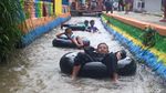 Momen Ceria Warga Sumedang River Tubing di Irigasi