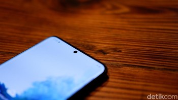 Mengusung Infinity O Display di mana tempat kamera depan berada. Ukuran kamera sendiri 10 MP. Foto: Adi Fida Rahman/detikINET