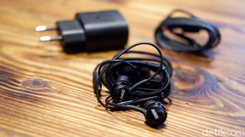 Aksesori earphone AKG, charger USB Type C dan kabel data USB Type C turut diberikan. Foto: Adi Fida Rahman/detikINET
