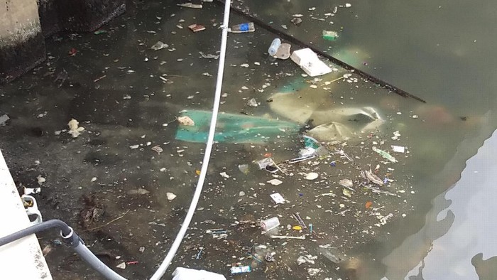 Kawasan Pantai Losari, Makassar, menjadi sorotan Gubernur Sulawesi Selatan Nurdin Abdullah karena kotor. Nurdin mengaku prihatin soal banyaknya sampah berserahkan di Pantai Losari.