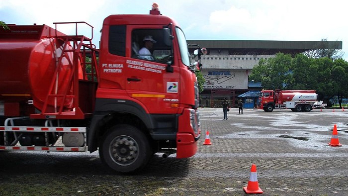 Peserta mengikuti kompetisi berkendara aman untuk sopir truk tangki BBM di Area Parkir Sirkuit Sentul, Kabupaten Bogor, Jawa Barat, Sabtu (22/2/2020). Kompetisi yang diselenggarakan anak perusahaan PT Pertamina (Persero) yaitu PT Elnusa Tbk yang diikuti 22 peserta dalam rangka bulan Kesehatan dan Keselamatan Kerja (K3) Nasional tersebut sebagai salah satu upaya meningkatkan kemampuan dan keahlian dalam mengemudi yang aman dan selamat bagi supir truk tangki BBM. ANTARA FOTO/Arif Firmansyah/aww.