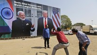 Bahkan beberapa warga India sempat berfoto dengan latar belakang poster raksasa bergambar Trump.