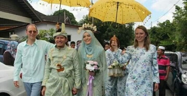 Pria asal Malaysia ini benar-benar tak menyangka bisa menikahi bule. Sejak kecil Mohamed Khalies Hami Hamzah pernah memimpikan dan berangan-angan memiliki istri bule dengan rambut pirang dan bermata hijau. Mimpinya itu pun jadi nyata setelah ia berhasil mempersunting bule asal Florance, Italia. Foto: dok. Facebook