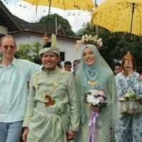 Pria asal Malaysia ini benar-benar tak menyangka bisa menikahi bule. Sejak kecil Mohamed Khalies Hami Hamzah pernah memimpikan dan berangan-angan memiliki istri bule dengan rambut pirang dan bermata hijau. Mimpinya itu pun jadi nyata setelah ia berhasil mempersunting bule asal Florance, Italia. Foto: dok. Facebook