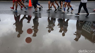 Jalan MH Thamrin Digenangi Air, CFD Tetap Ramai