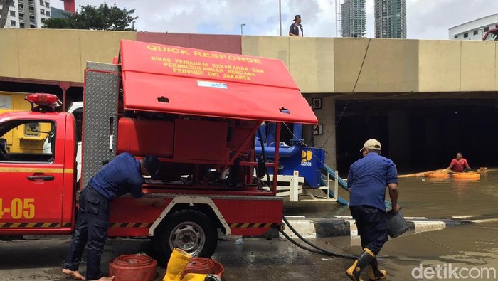 Penyedotan banjir di underpass Kemayoran (Tiara Aliyah/detikcom)