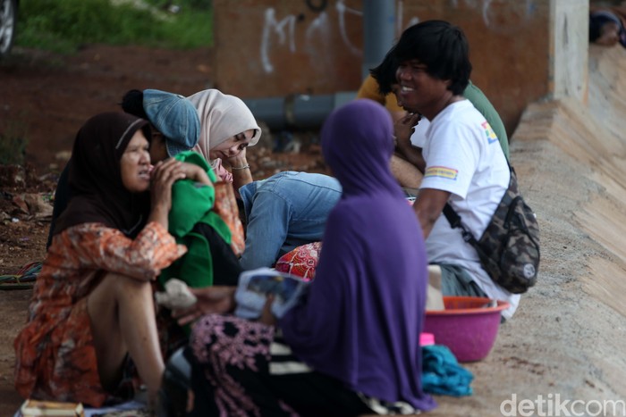 Banjir yang merendam kawasan Cipinang Melayu, Jakarta, membuat warga mengungsi. Sebagian warga mengungsi ke kolong Tol Becakayu.
