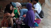 Warga korban banjir mengungsi ke kolong Tol Becakayu, Minggu (23/2).