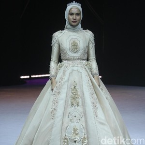 Barli Asmara Hingga ETU Rilis Busana Terinspirasi Bunga di MUFFEST 2020 Barli Asmara Hingga ETU Rilis Busana Terinspirasi Bunga di MUFFEST 2020