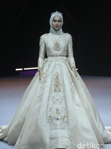 Barli Asmara Hingga ETU Rilis Busana Terinspirasi Bunga di MUFFEST 2020