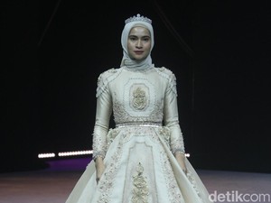 Barli Asmara Hingga ETU Rilis Busana Terinspirasi Bunga di MUFFEST 2020