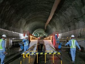 Gawat! Luhut Bilang Proyek Kereta Cepat JKT-BDG Molor Gegara Corona