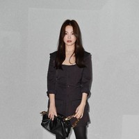 Seperti biasanya, Song Hye Kyo tampil elegan dan memesona. Memakai busana dari Bottega Veneta, bintang serial drama Korea Descendants of The Sun itu tampil serba hitam, termasuk aksesori sepatu dan tas yang dipakainya. Foto: Getty Image/Instagram