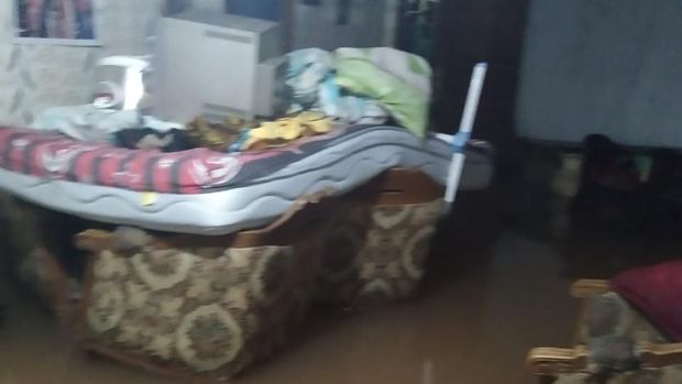 Sejumlah barang diselamatkan ke atas kasur.
