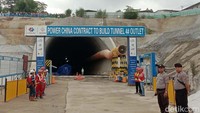 Budi Karya mengunjungi titik proyek pembangunan tunnel (terowongan) 4 di daerah Sukajaya dan Malangnengah, Purwakarta, Jawa Barat.