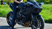 Tidak hanya R6, ia pun juga kedapatan berpose dengan monster Kawasaki Foto: Instagram @Chantal.doortje