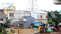 Warga mengungsi karena rumah mereka terendam banjir yang disebabkan curah hujan yang tinggi.