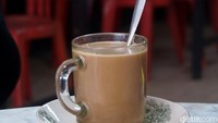Sesi sarapan dinyatakan sah setelah menyeruput segelas kopi susu hangat sebagai pelengkapnya. Duh, nikmatnya! (Wahyu Setyo/detikcom)