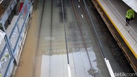  Stasiun Sudirman dan Kemayoran itu juga ikut terendam banjir. Akibatnya, perjalanan kereta api hanya sampai Stasiun Manggarai.