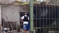 Lokasi pabrik juga tersembunyi. Lokasinya berada di sudut perumahan. Di hadapan rumah terlihat sebidang perkebunan.