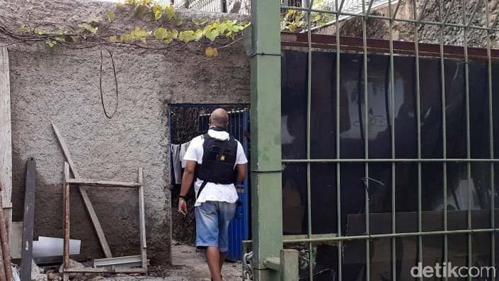 Badan Narkotika Nasional (BNN) menggerebek sebuah rumah di Kota Bandung. Rumah itu disebut-sebut sebagai pabrik narkotika.