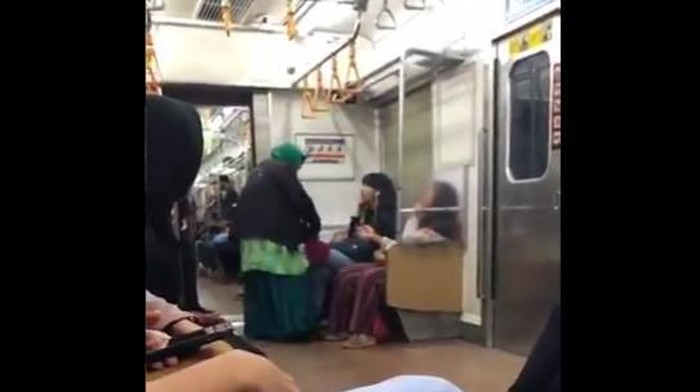 Viral ibu jambak penumpang di KRL