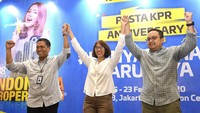 Jajaran Direksi PT Bank Tabungan Negara (Persero) Tbk Elisabeth Novie Riswanti diapit Andi Nirwoto dan Hirwandi Gafar mengangkat tangan usai menutup gelaran Indonesia Property Expo, di Jakarta, Minggu (23/2). (dok. Bank BTN)