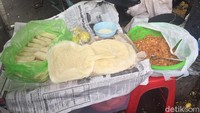Sebelum pulang, di luar pasar ada lumpia mini pak Aan atau gado-gado uleg bu Sum yang diberi tambahan petis. Sedap mantap! Foto: detikcom