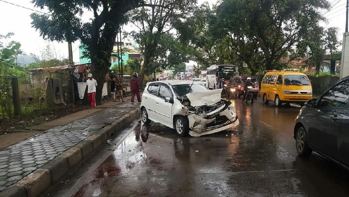 Minibus rusak parah ditabrak truk di Bandung Barat