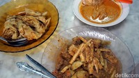 Soal hidangan, ada setidaknya 3 menu yang harus traveler coba yaitu roti prata kosong, roti prata isi dan Asma rujak. (Wahyu Setyo/detikcom)