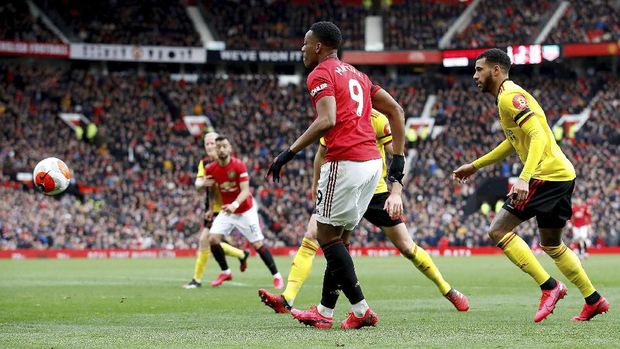 Anthony Martial cetak gol sensasional ke gawang Watford.