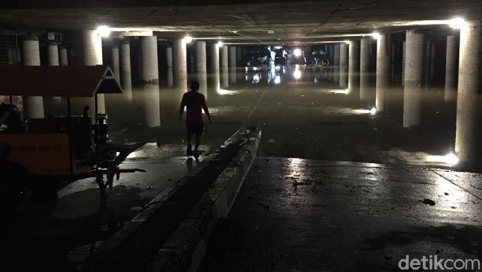 Kondisi underpass Kemayoran Minggu (23/2) pukul 19.36 WIB (Tiara Aliyah Azzahra/detikcom)