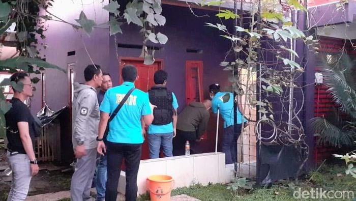 Badan Narkotika Nasional (BNN) menggerebek sebuah rumah di Kota Bandung. Rumah itu disebut-sebut sebagai pabrik narkotika.