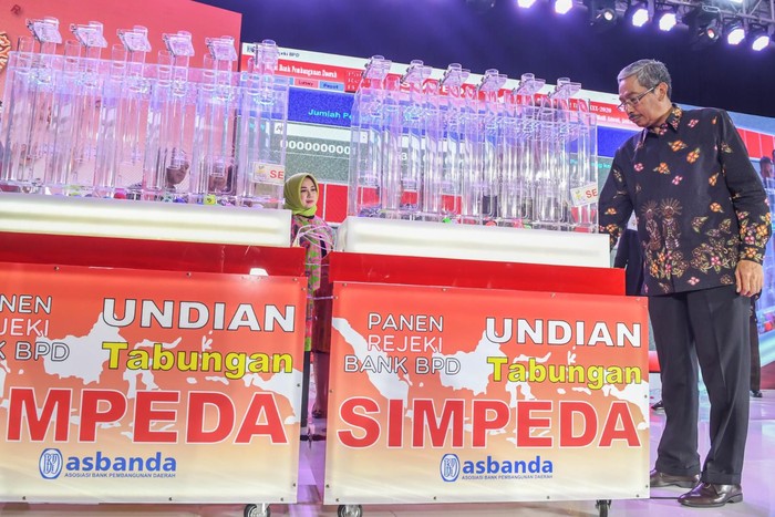 UNDIAN TABUNGAN SIMPEDA Ketua Asbanda Supriyatno (kiri) memberikan hadiah kepada pemenang undian pada acara Panen Rejeki Bank BPD Undian Tabungan Simpeda di Jakarta, Sabtu (22/2/2020). Dalam undian tersebut Bank Bengkulu mendapatkan undian utama yaitu uang tunai sebesar Rp500.000.000. ANTARA FOTO/Muhammad Adimaja/aww.