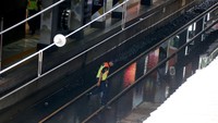 Akibat genangan air yang merendam jalur Kereta Api Commuter Line itu mengganggu perjalanan kereta api di dua stasiun itu tersebut.
