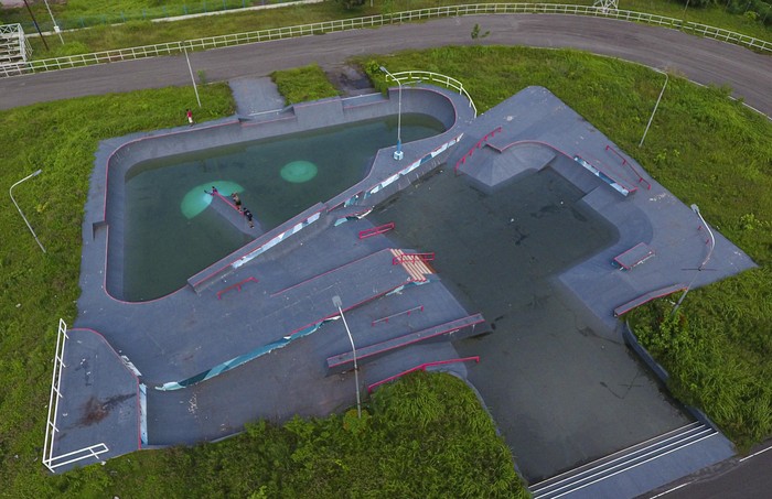 ARENA ROLLER SPORT EKS ASIAN GAMES TERBENGKALAI Sejumlah anak bermain di arena roller sport yang terendam air di Jakabaring Sport City (JSC), Palembang, Sumatera Selatan, Minggu (23/2/2020). Arena roller sport yang merupakan tempat pelaksanaan cabang olahraga skateboard Asian Games 2018 yang lalu tersebut terbengkalai. ANTARA FOTO/Nova Wahyudi/wsj.