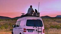Rich membangun rumah barunya di dalam sebuah mobil. Dia mulai mengelilingi Australia bersama kucingnya.  