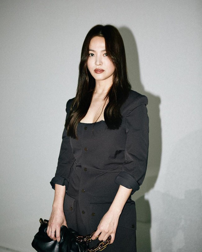 Song Hye Kyo bergaya serba hitam saat menghadiri fashion show Bottega Veneta yang digelar dalam rangkaian Milan Fashion Week Fall / Winter 2020 - 2021 di Milan, Italia, 22 Februari 2020. Foto: Getty Image/Instagram