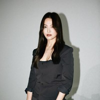 Song Hye Kyo bergaya serba hitam saat menghadiri fashion show Bottega Veneta yang digelar dalam rangkaian Milan Fashion Week Fall / Winter 2020 - 2021 di Milan, Italia, 22 Februari 2020. Foto: Getty Image/Instagram