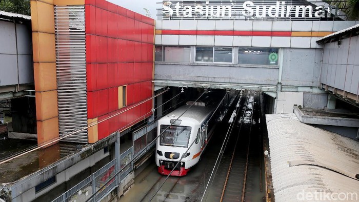 Hujan deras yang mengguyur wilayah Jakarta dan sekitarnya membuat genangan dan banjir dimana-mana. Seperti slah satunya Stasiun Sudirman yang terendam ini.
