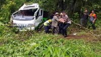 Menurut keterangan saksi Mobil Isuzu Elf Warna Putih Nopol M-7315-A yang membawa 16 penumpang mengalami rem blong saat melalui turunan di sekitar TKP.