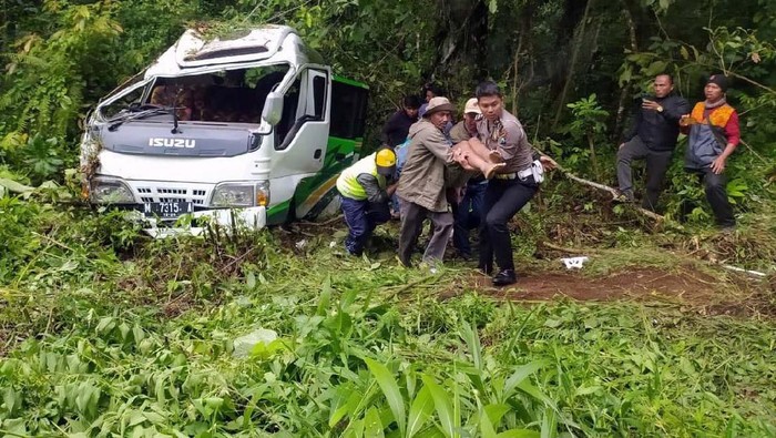 Bus Rombongan Wisatawan UIM Kecelakaan, I Orang Tewas Mobil Isuzu Elf milik rombongan wisatawan dari Universitas Islam Madura mengalami kecelakaan di Banyuwangi. Satu orang tewas di lokasi kejadian.