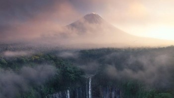 Karya finalis terpilih lainnya dari Tony Wang. Kali ini ia mengabadikan pemandangan di air terjun Tumpak Sewu. Foto: International Landscape Photographer of the Year