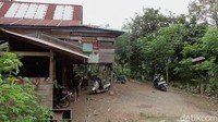 Untuk mencapainya, traveler perlu berkendara kurang lebih selama 45 menit. Traveler yang naik motor pun bisa parkir di salah satu rumah warga. Kemudian lanjutkan perjalanan dengan berjalan kaki menuju air terjun (Abdy Febriady/detikcom)