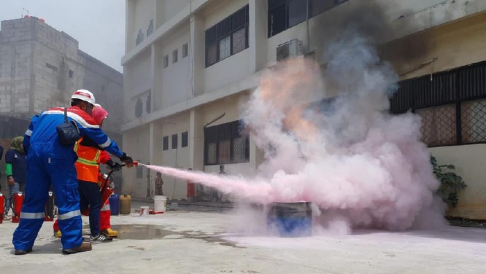 Pertamina Beri Pelatihan Padamkan Api Untuk Emak Emak Di Rawa Badak